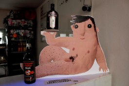 Illustrierte Display-Figur mit Lakritzschnaps